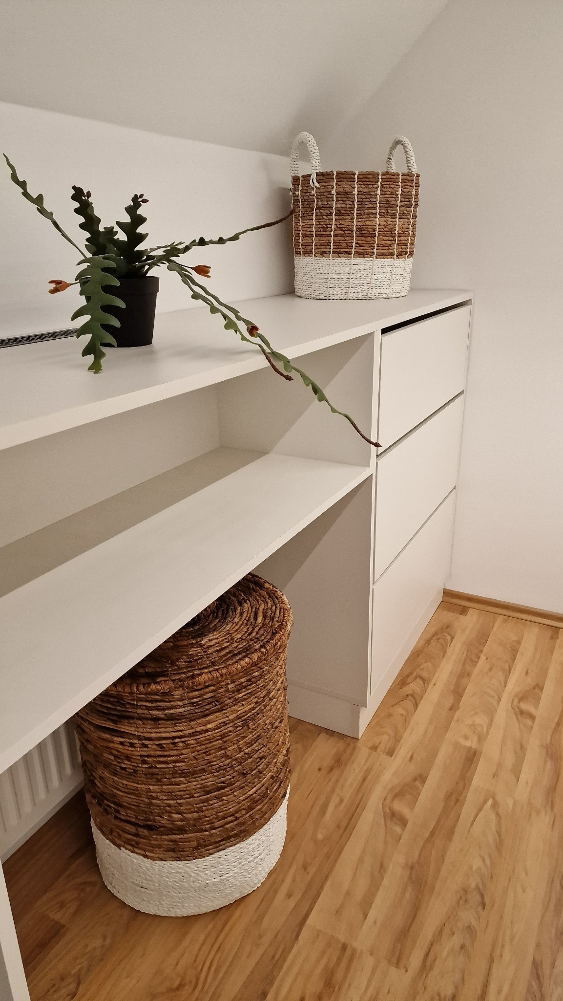 Garderoba — białe półki i szuflady