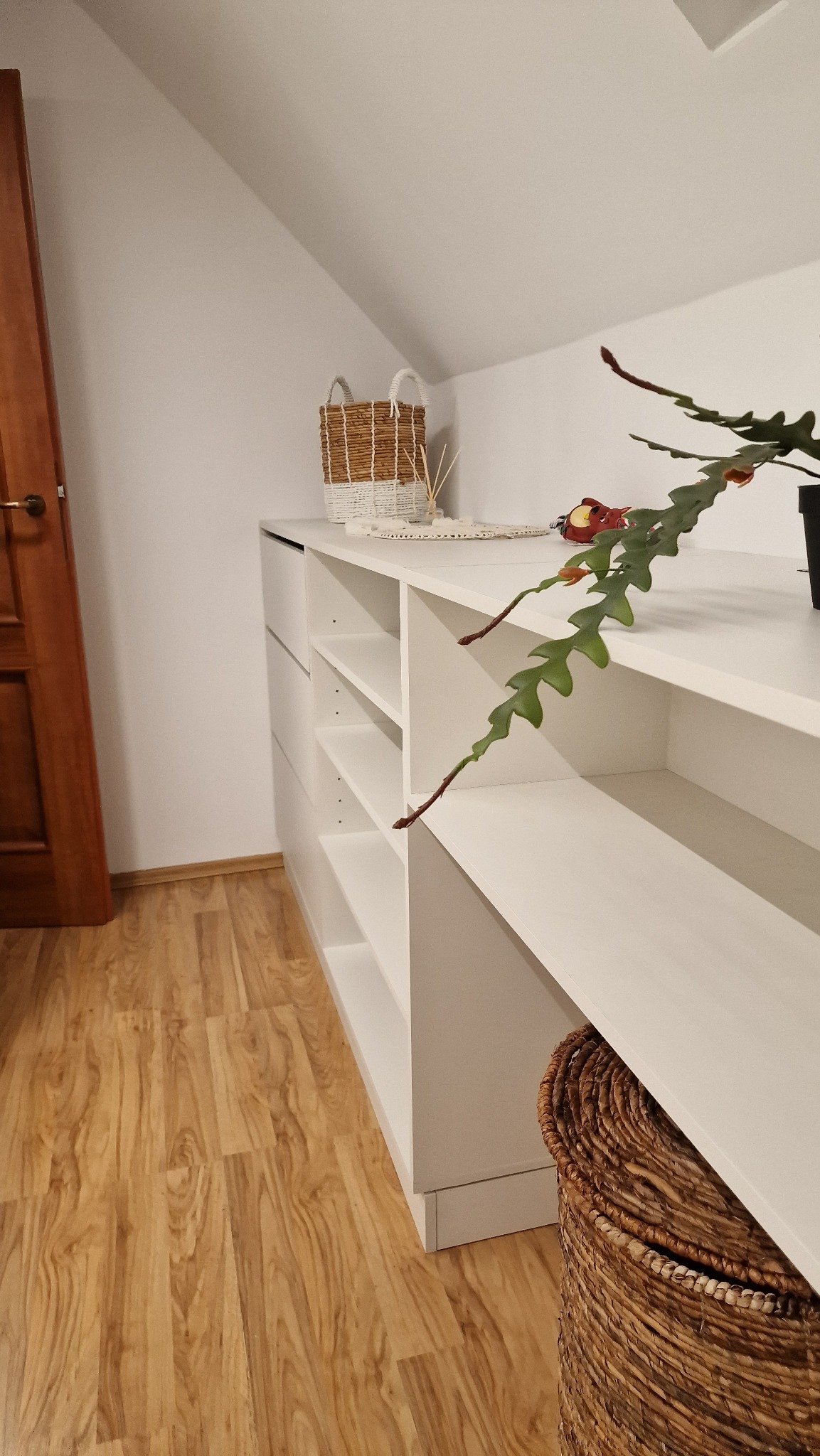 Garderoba — zabudowa pod skosem