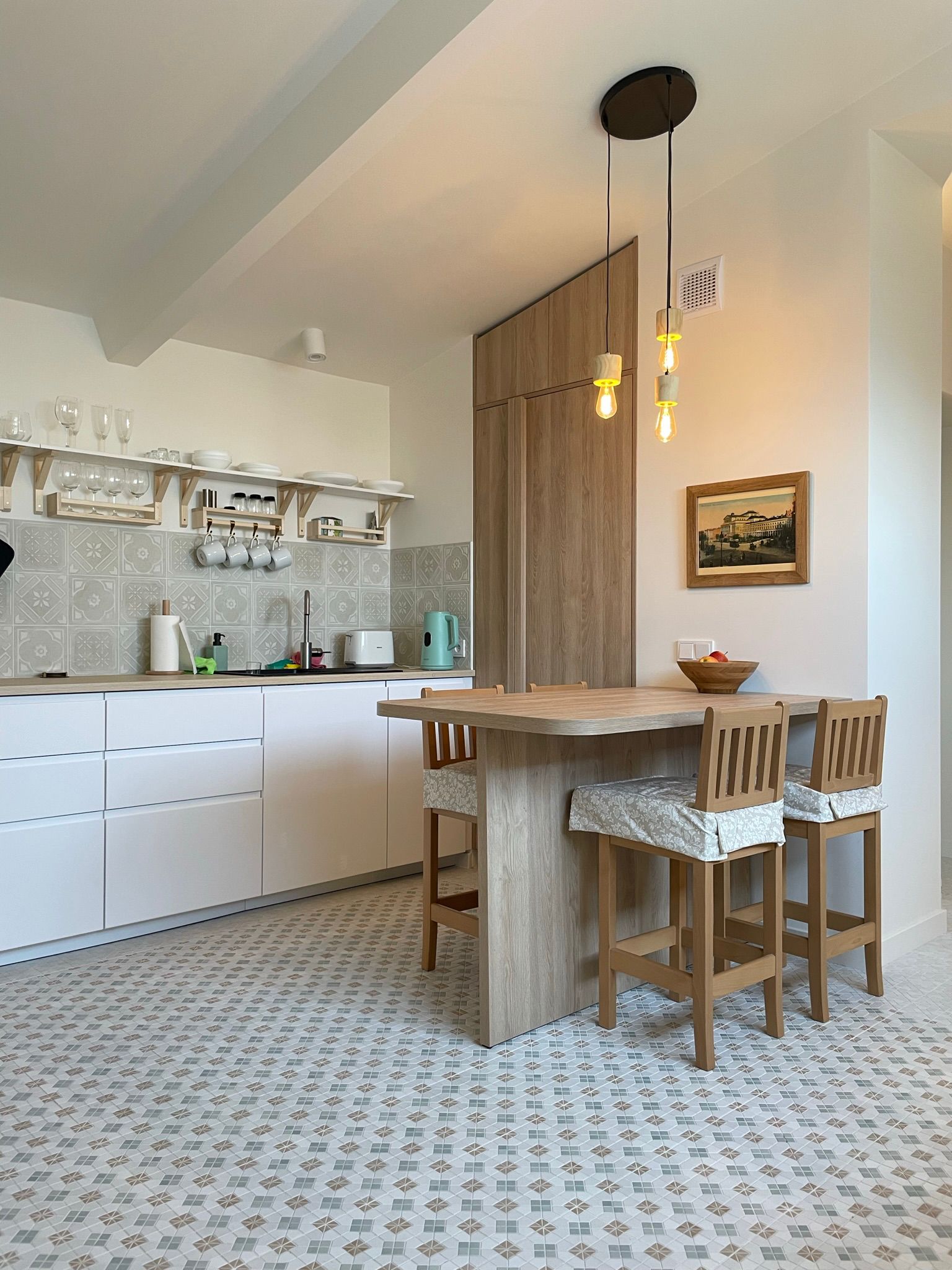 Apartament w Warszawie — kuchnia z jadalnią