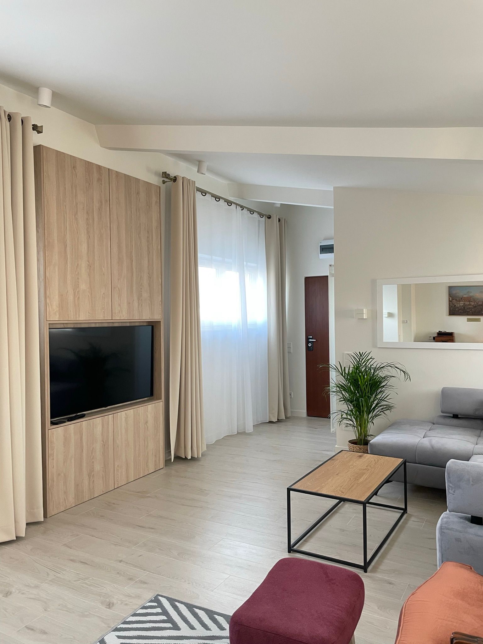 Apartament w Warszawie — zabudowa telewizyjna w salonie